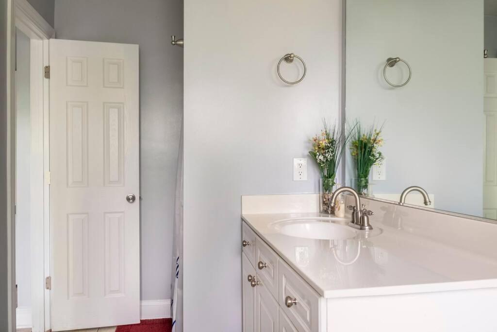 Private Room Balcony And Bathroom In Чарлстън Екстериор снимка
