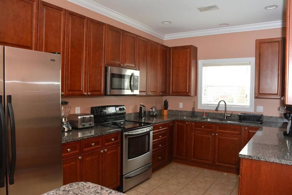 Private Room Balcony And Bathroom In Чарлстън Екстериор снимка